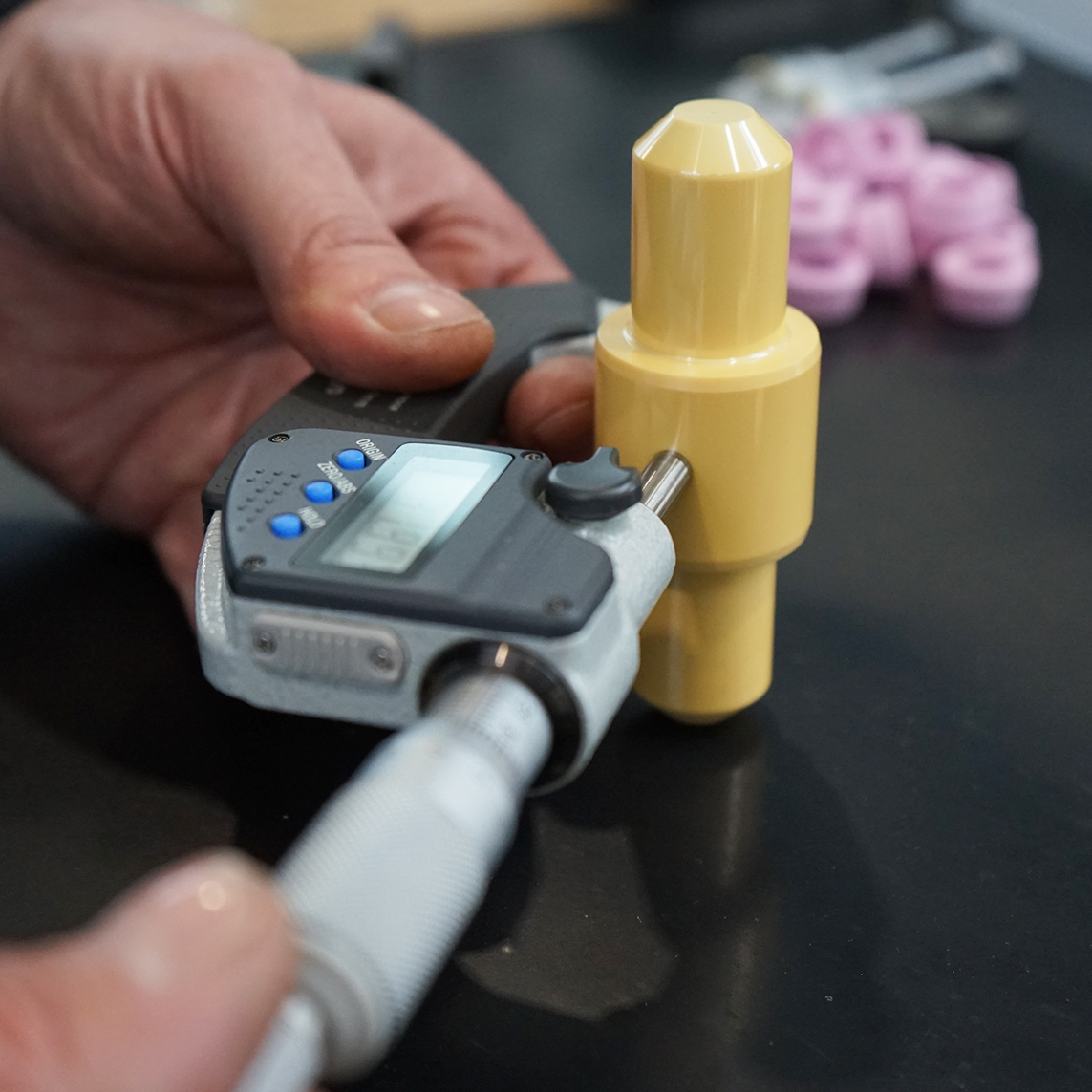 Integrali in Ceramica: Sintex è esperta nella produzione di integrali utilizzando materiali ceramici di alta qualità. Questi componenti offrono una resistenza superiore alla corrosione e all’usura, rendendoli ideali per applicazioni in ambienti severi, come quello alimentare e cartario.