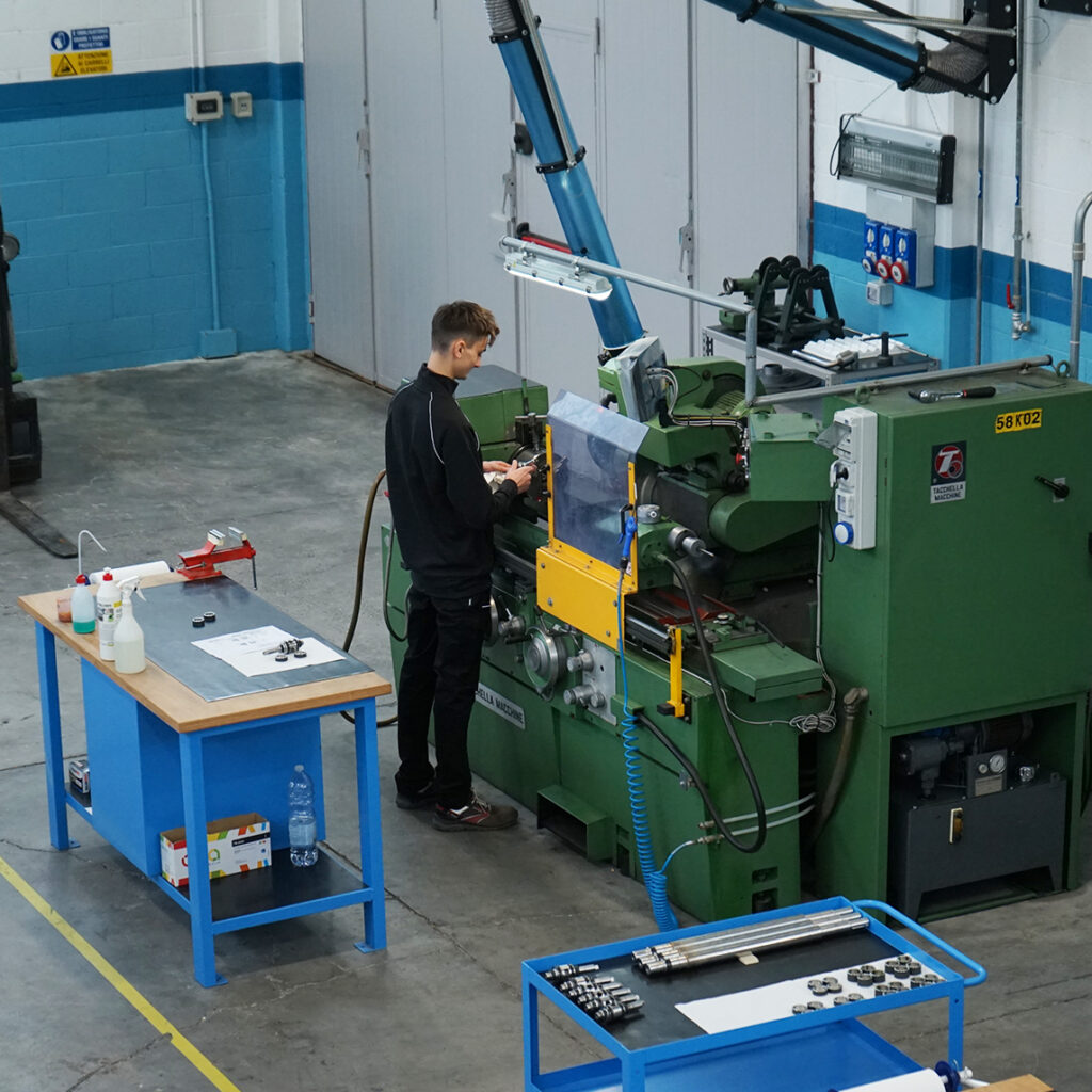 La rettifica rappresenta il fulcro del nostro servizio, dove la nostra abilità tecnica e l’attenzione ai dettagli si riflettono nella finitura impeccabile dei pezzi. Siamo in grado di produrre componenti su disegno, garantendo la conformità alle specifiche richieste dei nostri clienti.