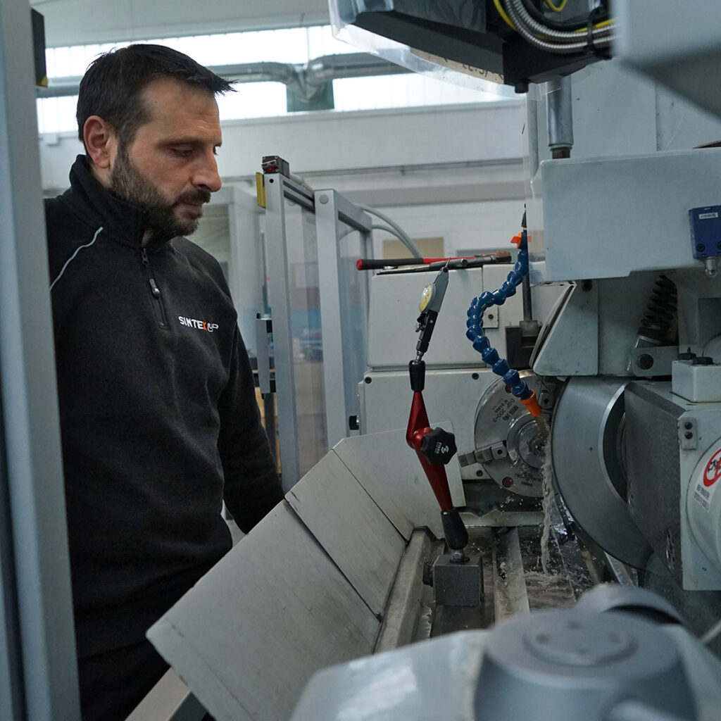 Controllo qualità sui prodotti rettificati e lappati per consegnare sempre pezzi di qualità, verificati con cura e precisione.