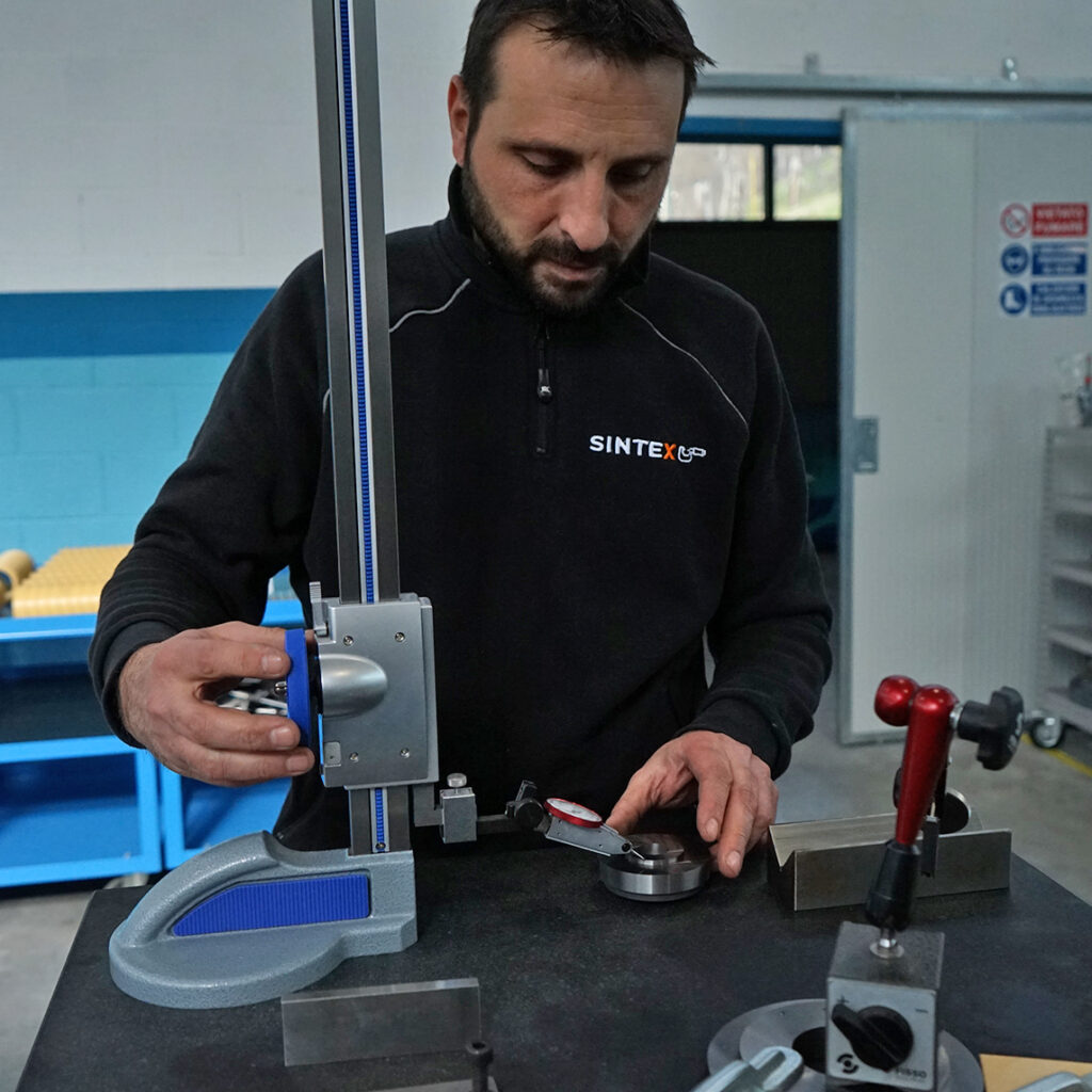 Controllo qualità sui prodotti rettificati e lappati per consegnare sempre pezzi di qualità, verificati con cura e precisione.