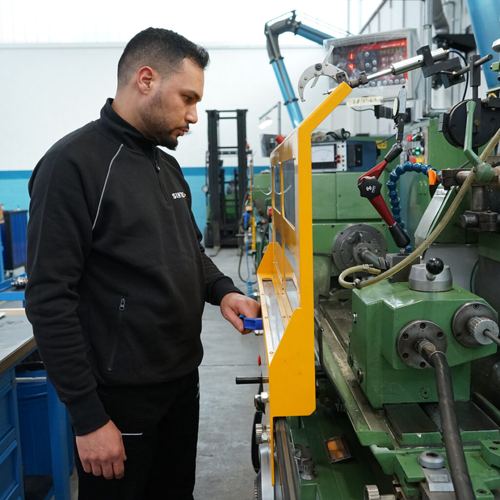 La rettifica rappresenta un tipo di lavorazione fondamentale per ottenere finiture di altissima precisione. Utilizzando macchinari specializzati come la rettificatrice, dotata di mola a grana fine e resistente, questa procedura consente di portare ogni componente alla sua forma e superficie ottimale di progetto.