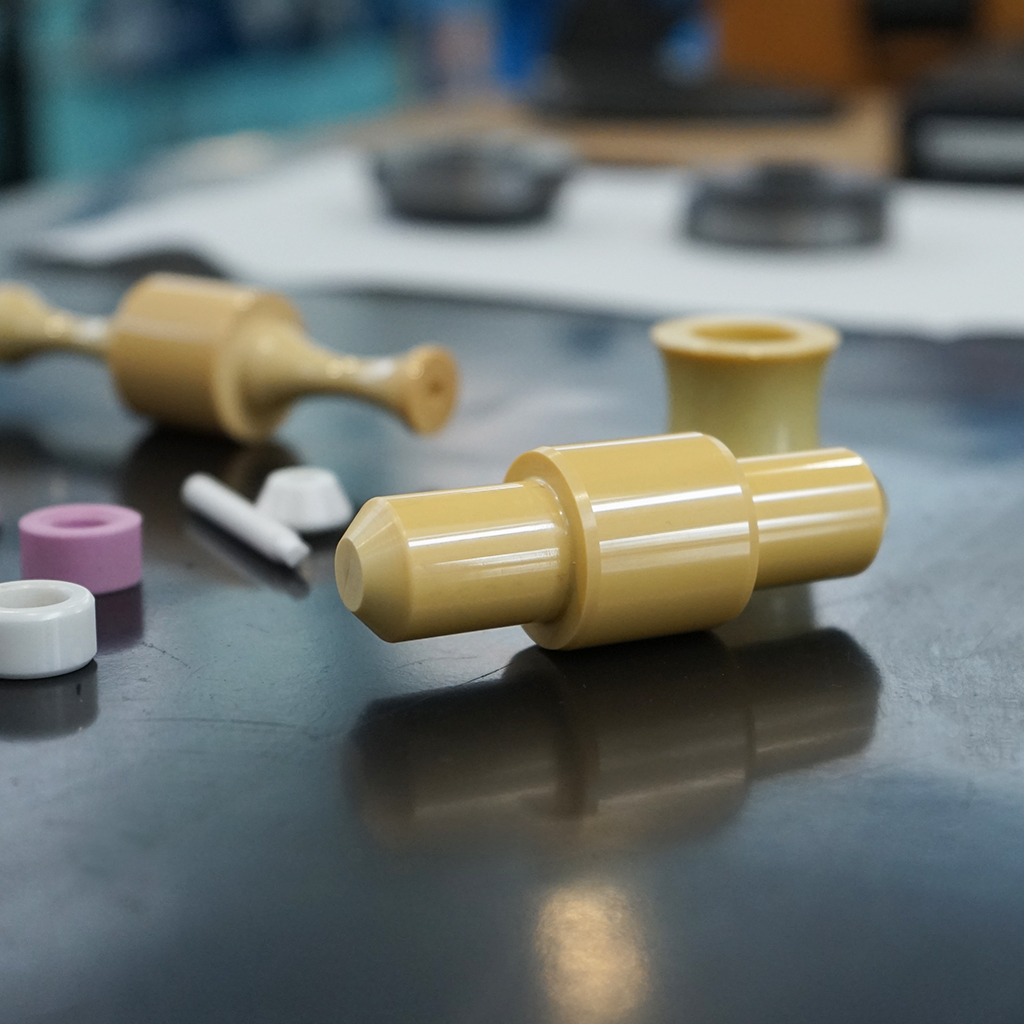 Sintex specializzati nell’esecuzione di integrali in materiali quali CERAMICA, CARBURI DI TUNGSTENO, GRAFITE ALBERI, BOCCOLE, PERNI, CABESTANI, CARRUCOLE, LAME, ANELLI DI TENUTA, COLLETTORI, SIRINGHE DOSATRICI, GUIDE, BUSSOLE POMPA, SEDI CUSCINETTO, VALVOLE, PISTONI