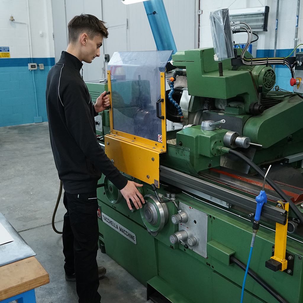 La nostra azienda si impegna nella rettifica e nella lappatura con la massima precisione, offrendo servizi conto terzi e la fornitura di pezzi integrali in ceramica e carburo di tungsteno. Specializzati nella lavorazione di metalli duri e nobili, così come degli acciai temprati, operiamo principalmente nei settori dell’Industria Meccanica e delle Macchine Automatiche.