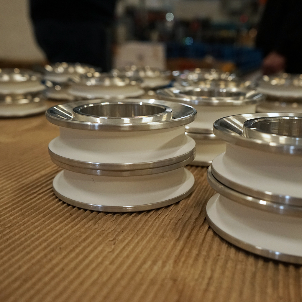 Sintex specializzati nell’esecuzione di ALBERI, BOCCOLE, PERNI, CABESTANI, CARRUCOLE, LAME, ANELLI DI TENUTA, COLLETTORI, SIRINGHE DOSATRICI, GUIDE, BUSSOLE POMPA, SEDI CUSCINETTO, VALVOLE, PISTONI anche in materiali integrali quali CERAMICA, CARBURI DI TUNGSTENO, GRAFITE