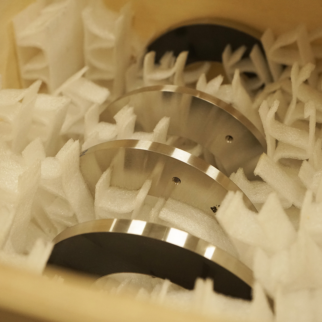 La Lappatura è un processo fondamentale nella lavorazione meccanica di precisione, che combina rettifica e spinta per ottenere una finitura superficiale “a specchio”.