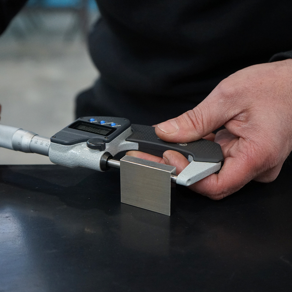 Per noi di SINTEX il controllo qualità non è un semplice servizio per i clienti, ma un asset aziendale fondamentale: è la nostra promessa di consegnare sempre pezzi di qualità, verificati con cura e precisione.