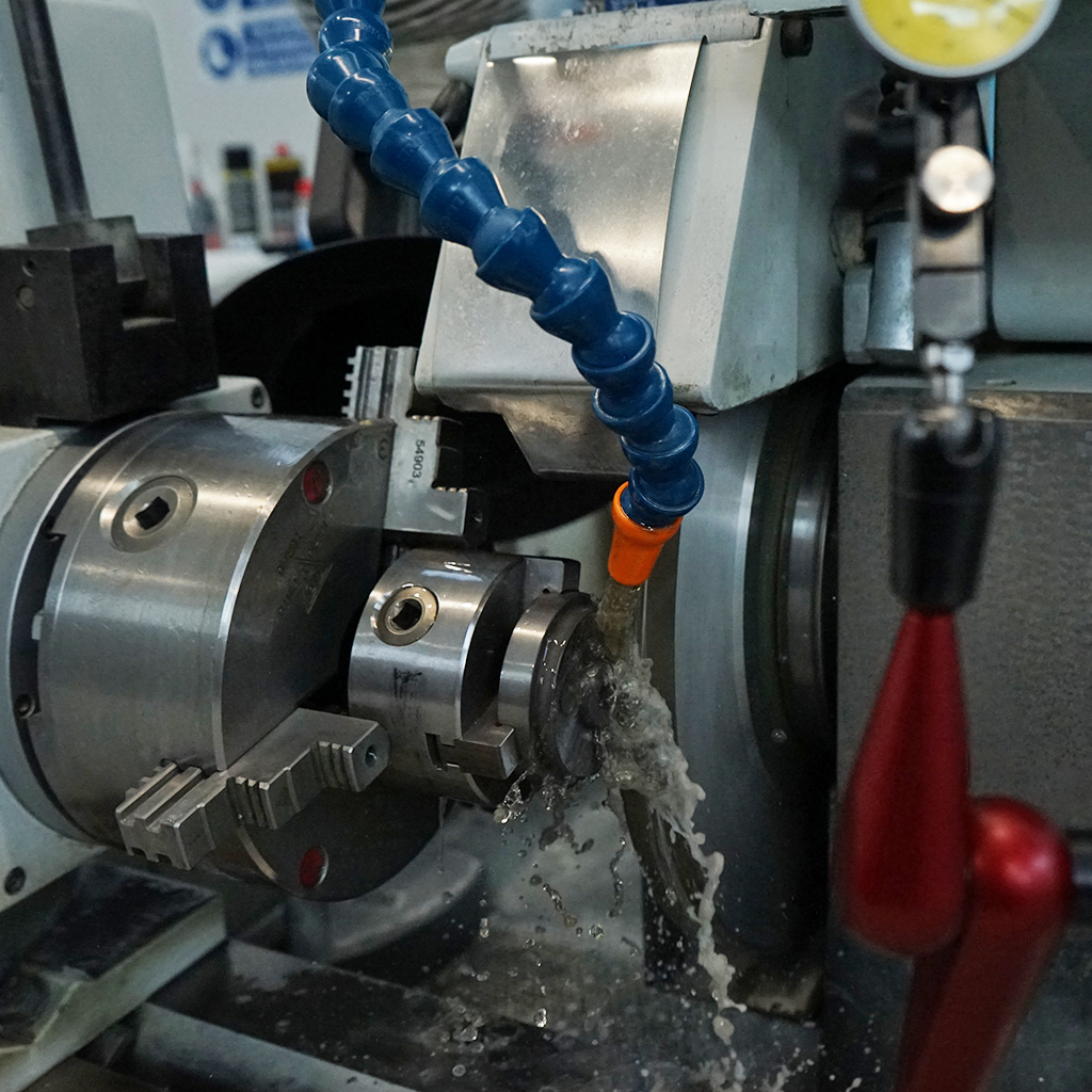 Ci occupiamo di rettifica e lappatura con la massima precisione, offrendo servizi conto terzi e la fornitura di pezzi integrali in ceramica e carburo di tungsteno. Specializzati nella lavorazione di metalli duri e nobili, così come degli acciai temprati, operiamo principalmente nei settori dell’Industria Meccanica e delle Macchine Automatiche.