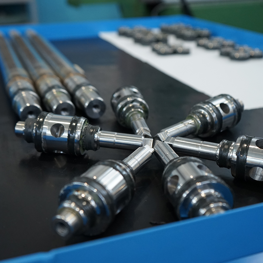 Lavorazione di Rettifica, rappresenta un tipo di lavorazione fondamentale per ottenere finiture di altissima precisione. Utilizzando macchinari specializzati come la rettificatrice, dotata di mola a grana fine e resistente, questa procedura consente di portare ogni componente alla sua forma e superficie ottimale di progetto.