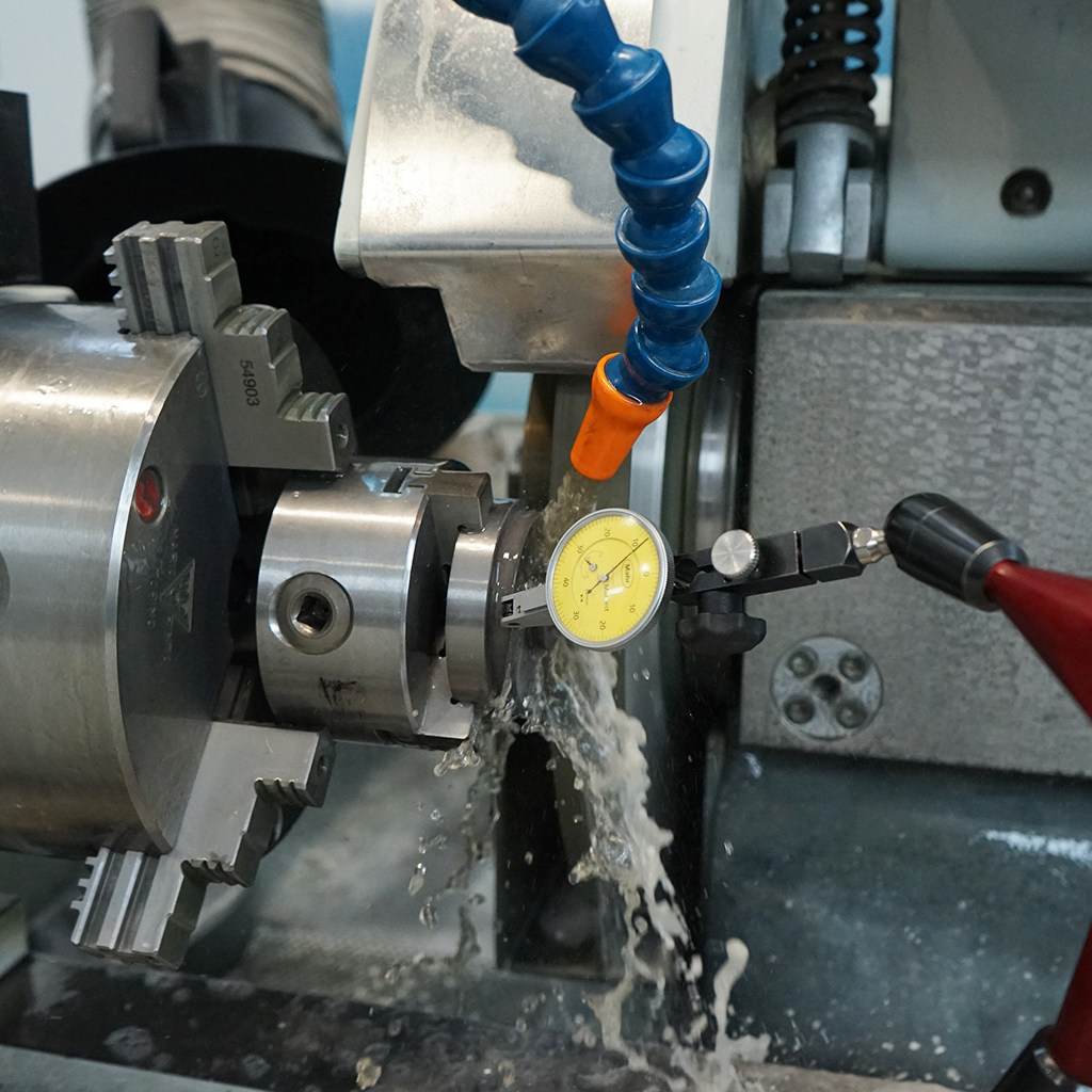 La nostra azienda si impegna nella rettifica e nella lappatura con la massima precisione, offrendo servizi conto terzi e la fornitura di pezzi integrali in ceramica e carburo di tungsteno. Specializzati nella lavorazione di metalli duri e nobili, così come degli acciai temprati, operiamo principalmente nei settori dell’Industria Meccanica e delle Macchine Automatiche.