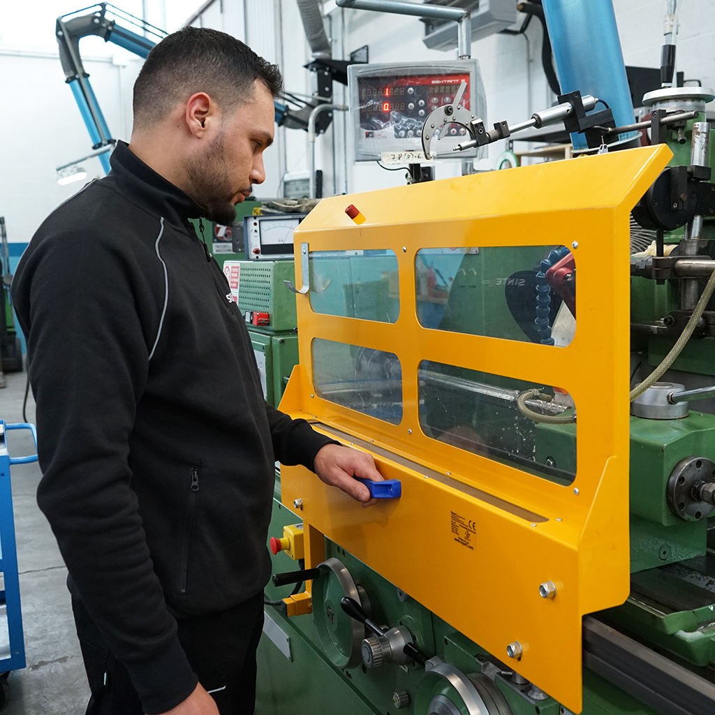 La nostra azienda si impegna nella rettifica e nella lappatura con la massima precisione, offrendo servizi conto terzi e la fornitura di pezzi integrali in ceramica e carburo di tungsteno. Specializzati nella lavorazione di metalli duri e nobili, così come degli acciai temprati, operiamo principalmente nei settori dell’Industria Meccanica e delle Macchine Automatiche.