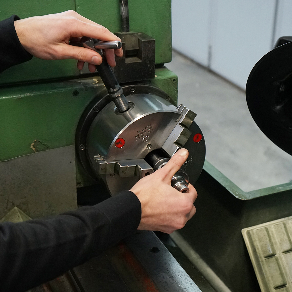 La nostra azienda si impegna nella rettifica e nella lappatura con la massima precisione, offrendo servizi conto terzi e la fornitura di pezzi integrali in ceramica e carburo di tungsteno. Specializzati nella lavorazione di metalli duri e nobili, così come degli acciai temprati, operiamo principalmente nei settori dell’Industria Meccanica e delle Macchine Automatiche.