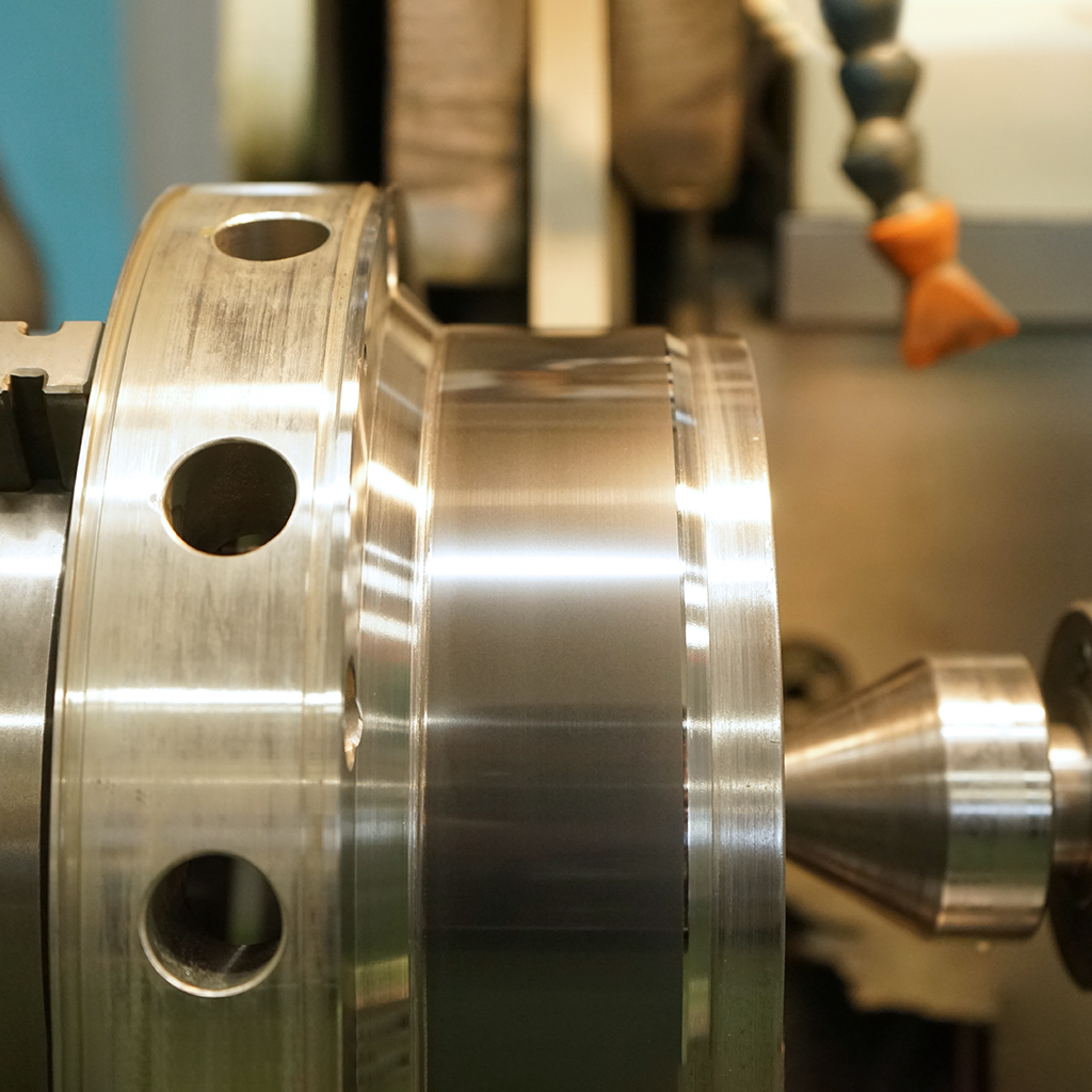 Lavorazione di Rettifica, rappresenta un tipo di lavorazione fondamentale per ottenere finiture di altissima precisione. Utilizzando macchinari specializzati come la rettificatrice, dotata di mola a grana fine e resistente, questa procedura consente di portare ogni componente alla sua forma e superficie ottimale di progetto.