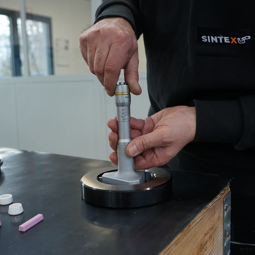 Per noi di SINTEX il controllo qualità non è un semplice servizio per i clienti, ma un asset aziendale fondamentale: è la nostra promessa di consegnare sempre pezzi di qualità, verificati con cura e precisione.