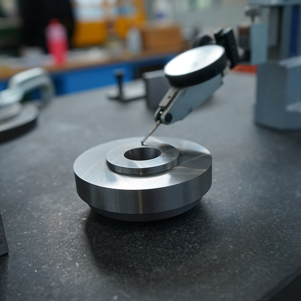 Per noi di SINTEX il controllo qualità non è un semplice servizio per i clienti, ma un asset aziendale fondamentale: è la nostra promessa di consegnare sempre pezzi di qualità, verificati con cura e precisione.